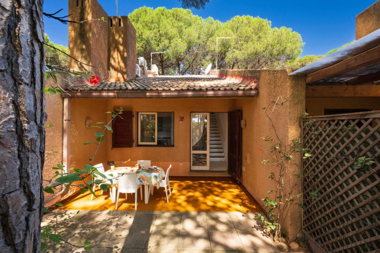 Small Villa with Garden, Steps from the Beach - B&B Fort Village