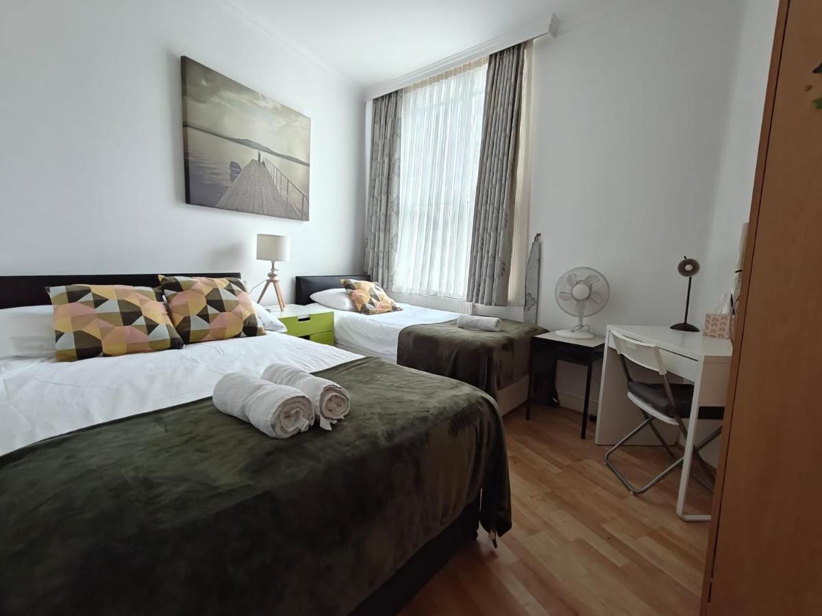 Eurostar 3 BR Flat 2 Bath Sleeps 10 Suite Room - B&B London