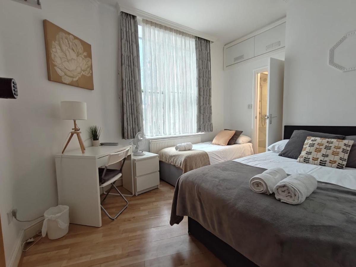 Eurostar 3 BR Flat 2 Bath Sleeps 10 Suite Room - B&B London