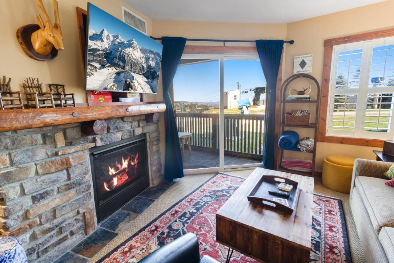 Next To Ski Slopes WiFi In Village with a View - Bed and Breakfast Snowshoe