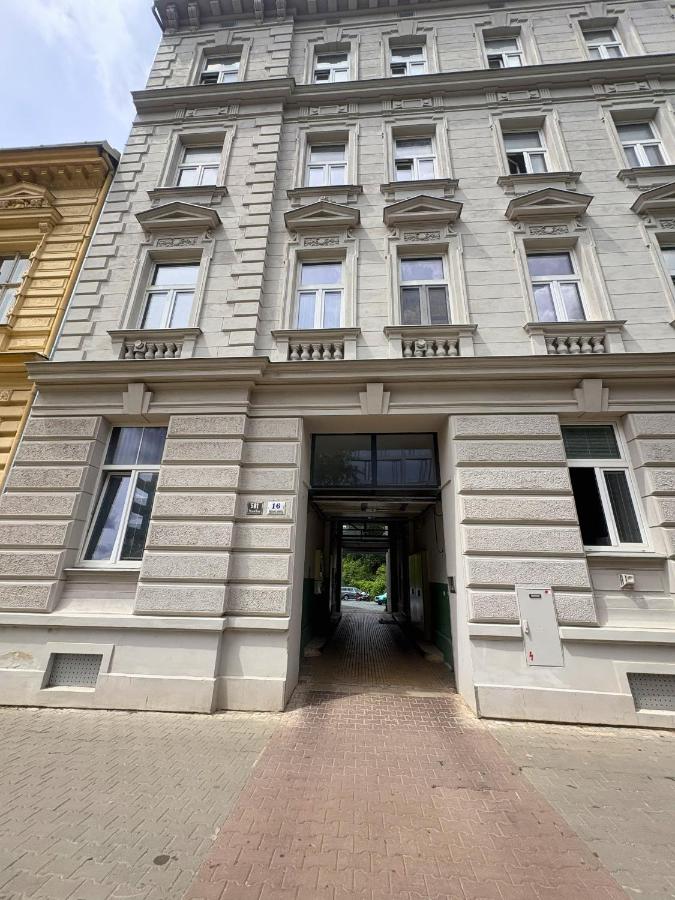 Apartman with parkIng in the Center - 500m from Hlavní nádraží - Chambres d'hôtes Brno