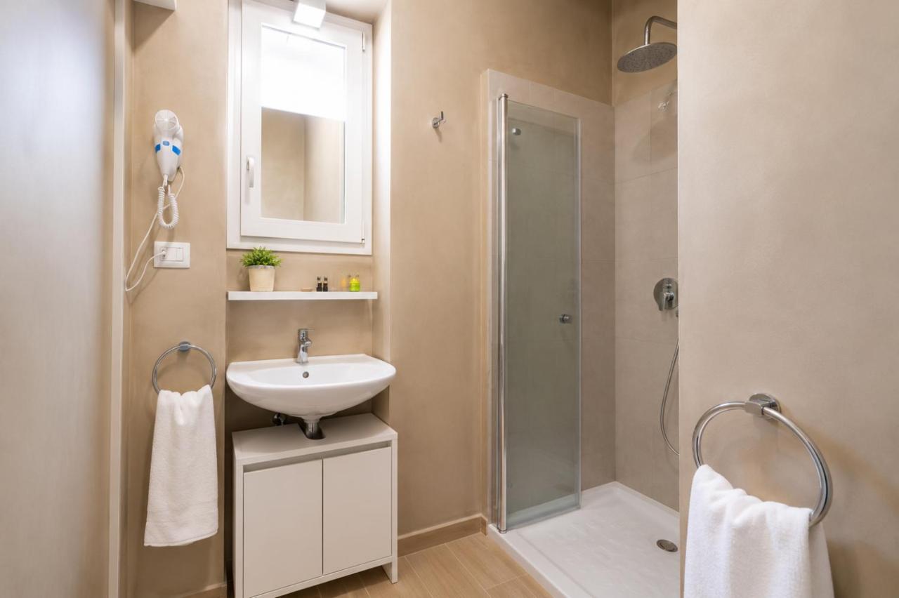 A white towel on a chrome ring hangs at pet-friendly B&B EVO Nardò in Nardo.