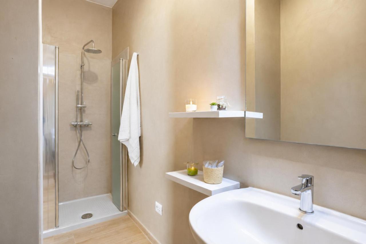 White towel hangs on wall at dog-friendly B&B EVO Nardò in Nardo.