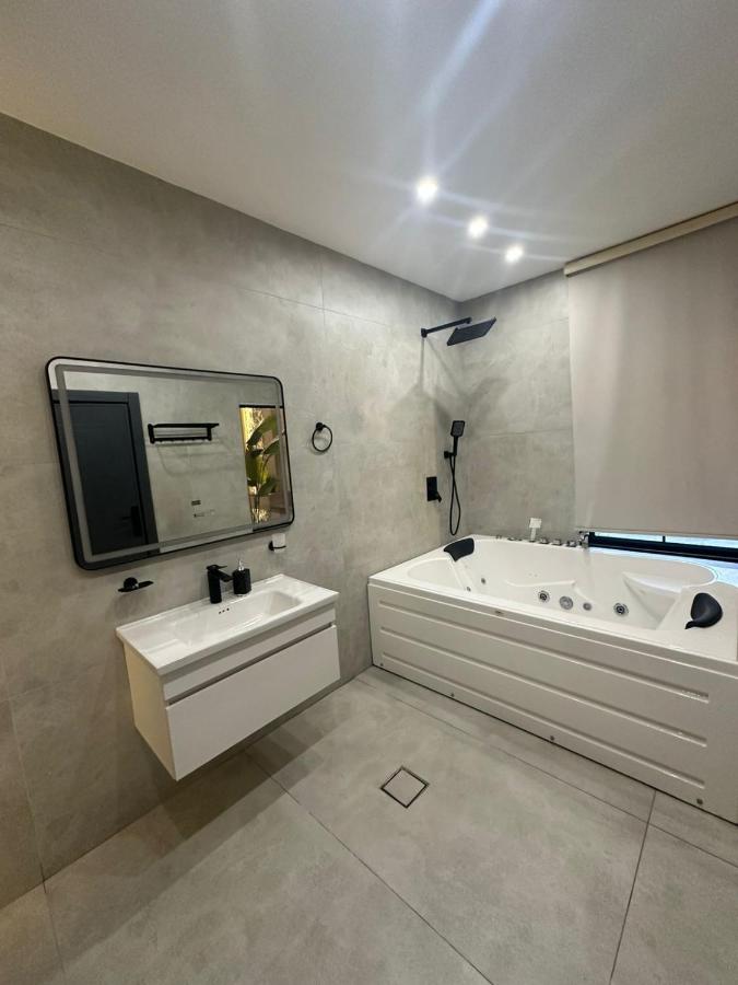 Trio Luxury Apartment 3 - B&B Suwaymah