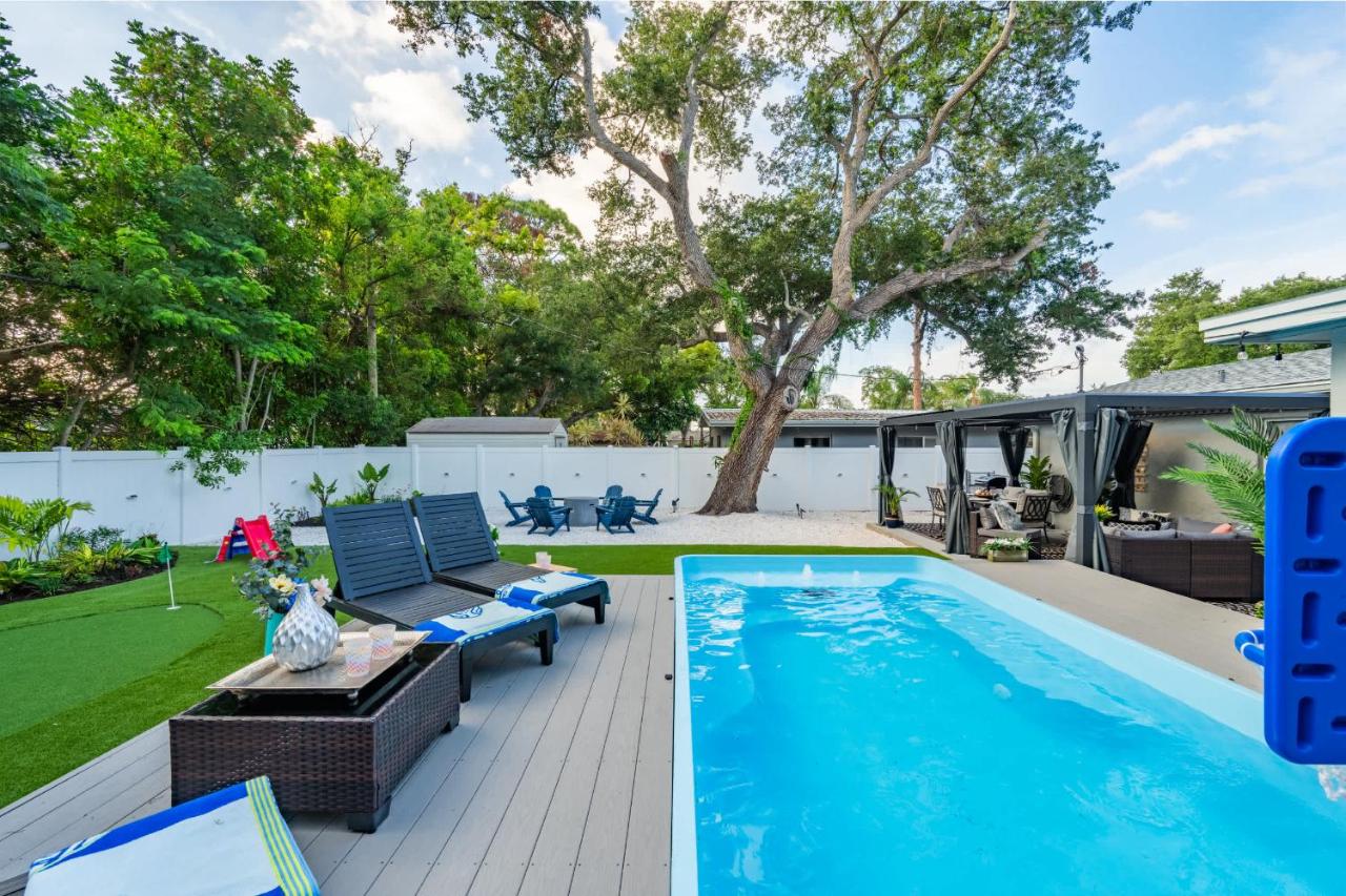 Charlotte Ave Coastal Retreat Private Pool Fire Pit & Backyard Lounge - B&B Sarasota