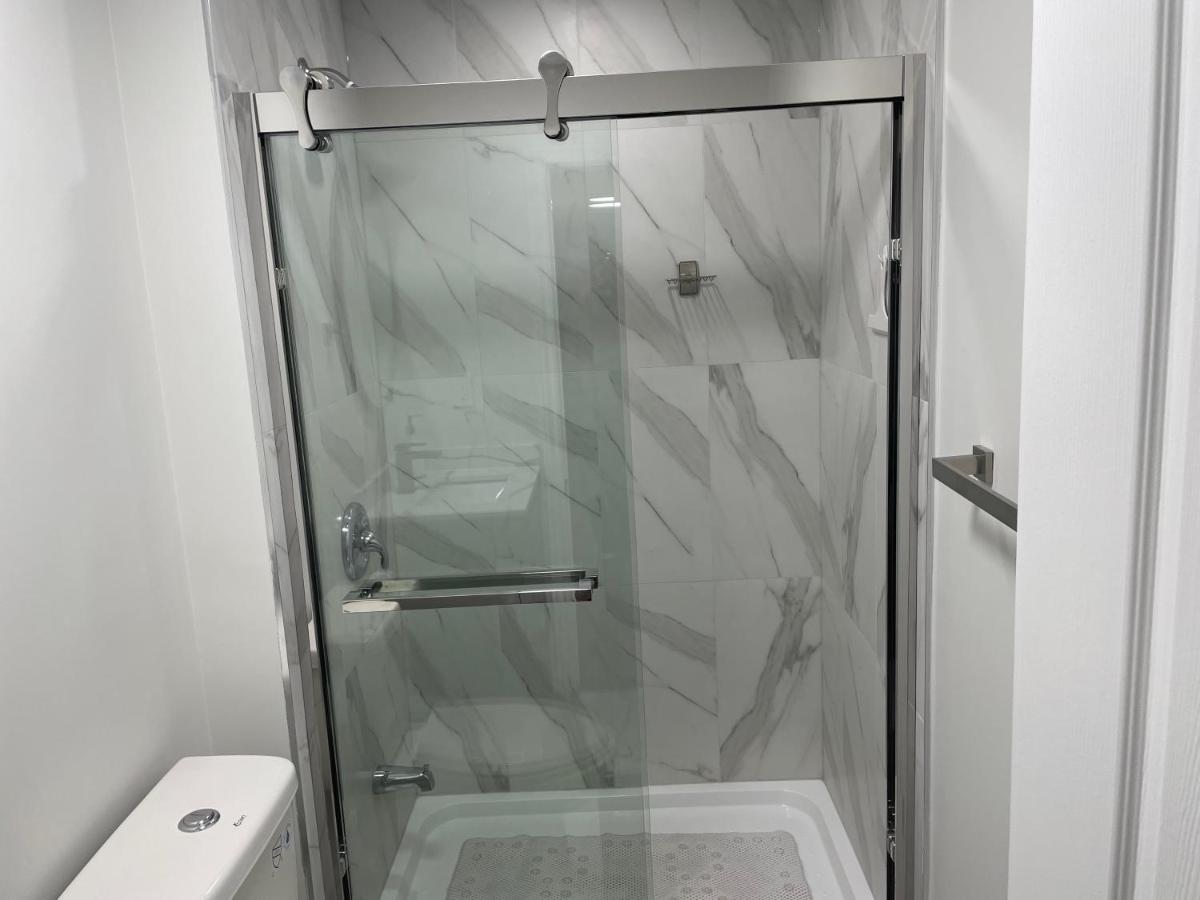 Cozy 1 Br Apt with TV, Workstation, Kitchenette & Parking - Chambres d'hôtes Mississauga