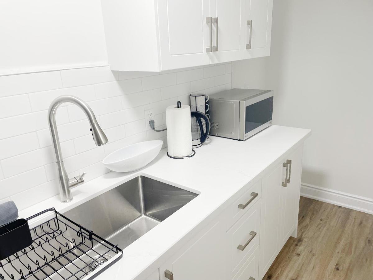 Cozy 1 Br Apt with TV, Workstation, Kitchenette & Parking - Chambres d'hôtes Mississauga