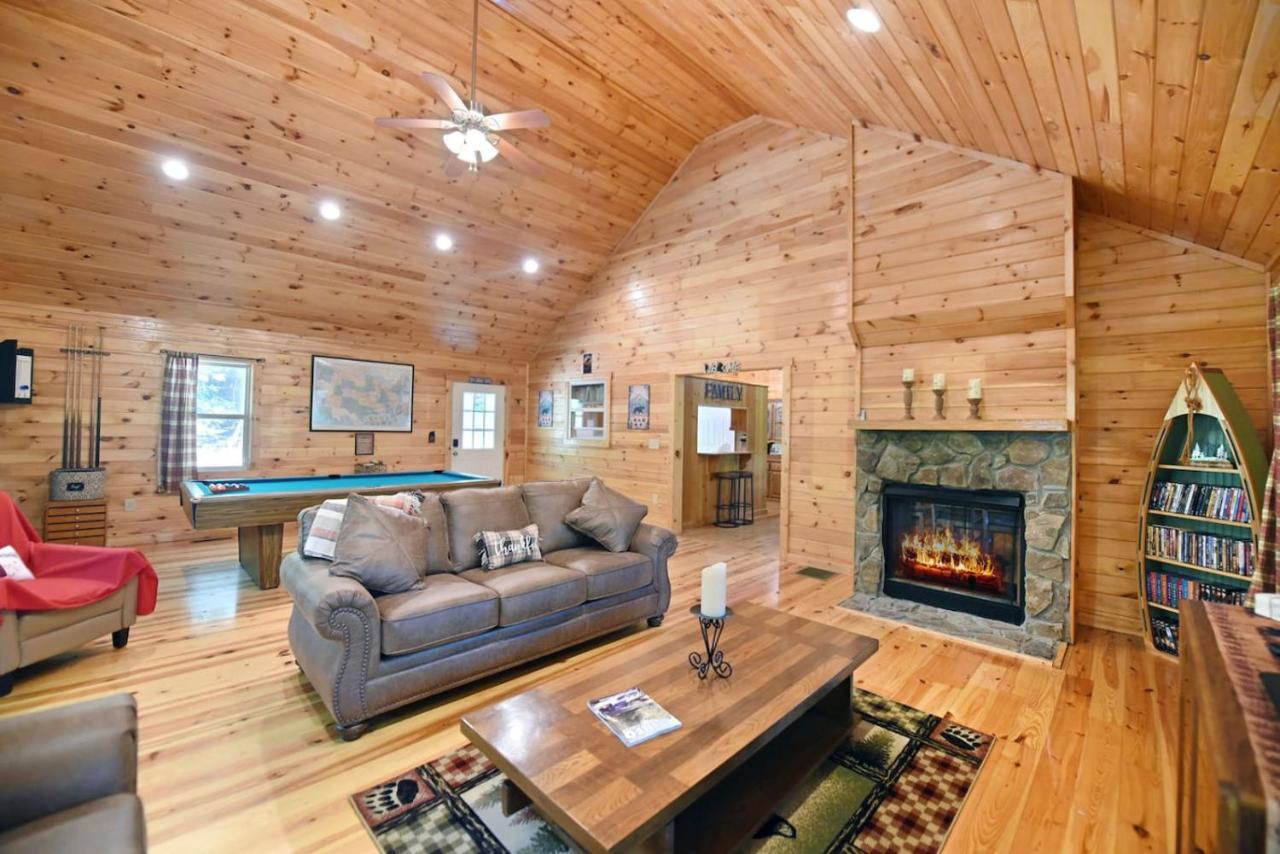 S'more Waggin' Cabin: Pet-Friendly--wifi, firepit, pool table - Bed and Breakfast Blue Ridge