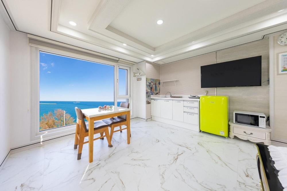 Samcheok white romantic pension - B&B Santyoku