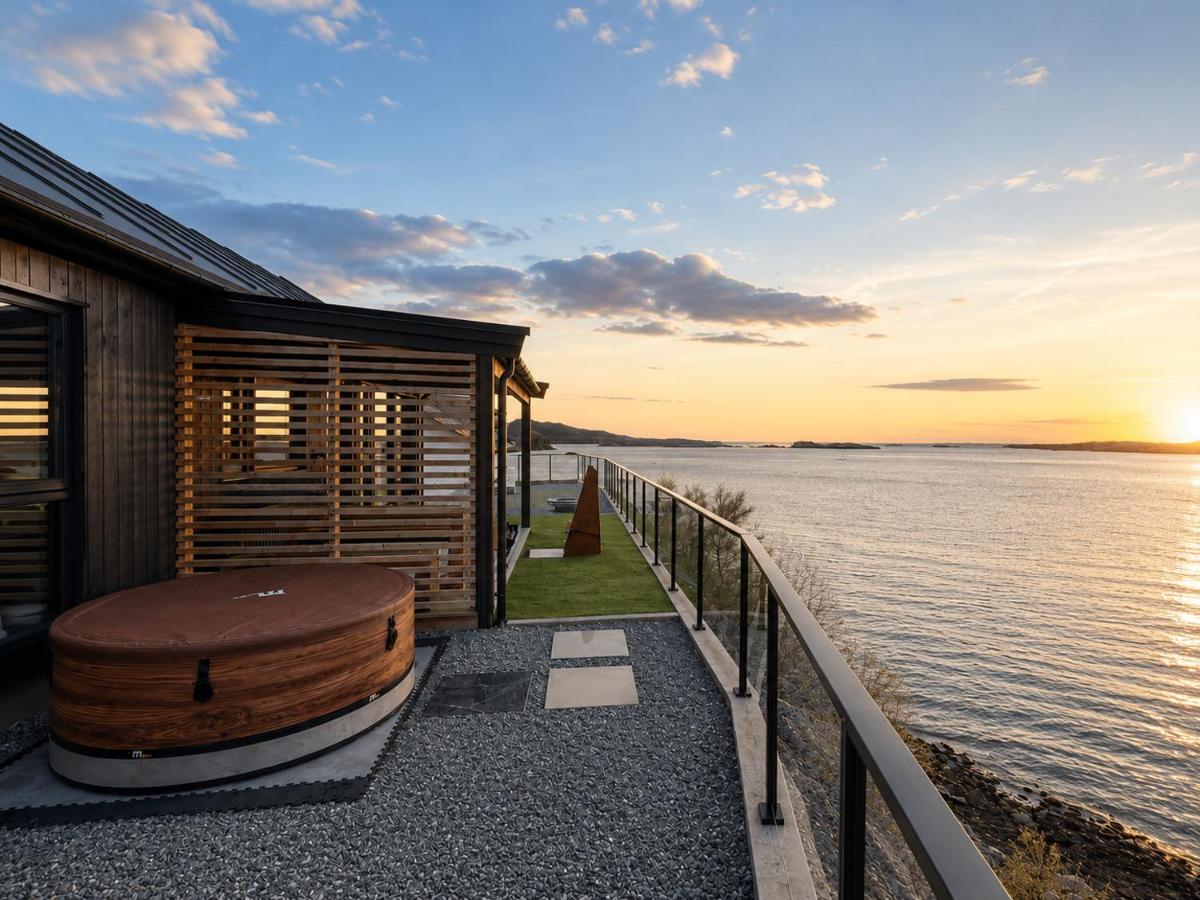 Sunset Island Retreat, Ocean Cabin with Hot Tub - Chambres d'hôtes Hærland