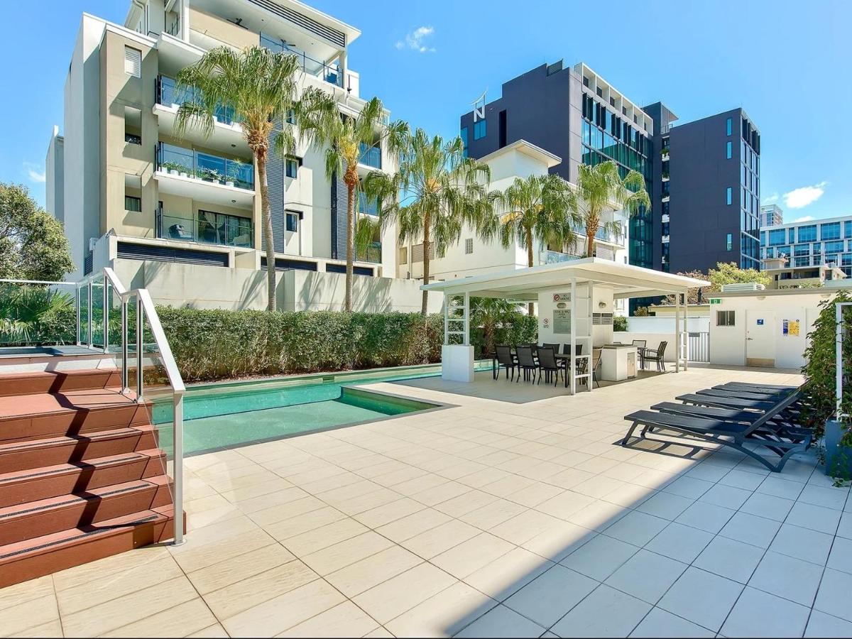 Two-Level 3BR Apt with Rooftop Balcony & 2 Car Parks - B&B Brisbane