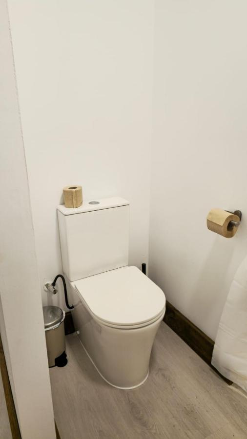 A white toilet sits at dog-friendly JABUTI Autocaravana Con Porche Y Aparcamiento in El Palmar.