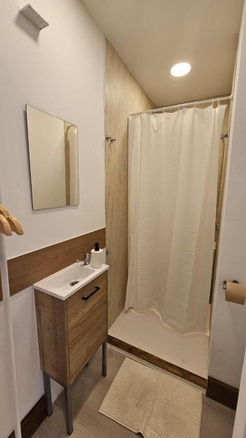 Small wooden vanity with white sink stands at pet-friendly JABUTI Autocaravana Con Porche Y Aparcamiento in El Palmar.