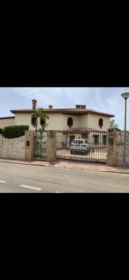 4 Double Bed villa with Pool and Cinema Room - Chambres d'hôtes Benalmádena