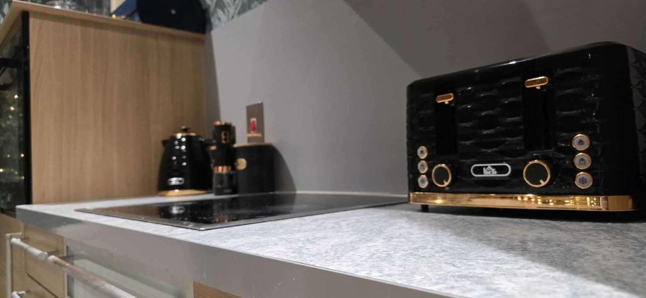 Pet Friendly 2-Bed Apt Sleeps 3 with Parking - B&B Doncaster