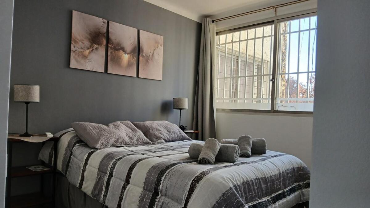 Brand New and Quiet Downtown Apt Plaza San Martin - Chambres d'hôtes Mendoza