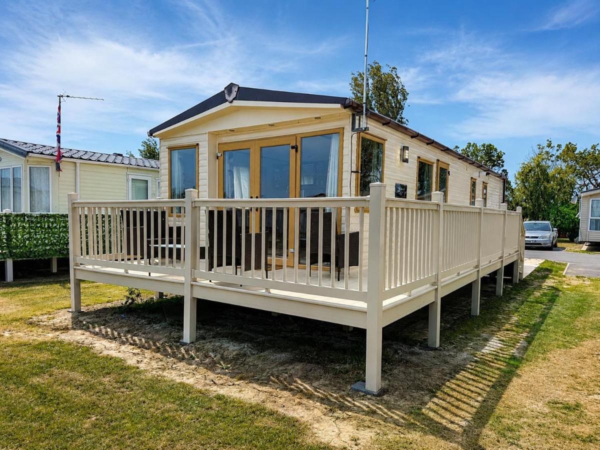 Superb 8 Berth Caravan With Decking At Clacton-On-Sea In Essex Ref 28026Dw - B&B Clacton-on-Sea