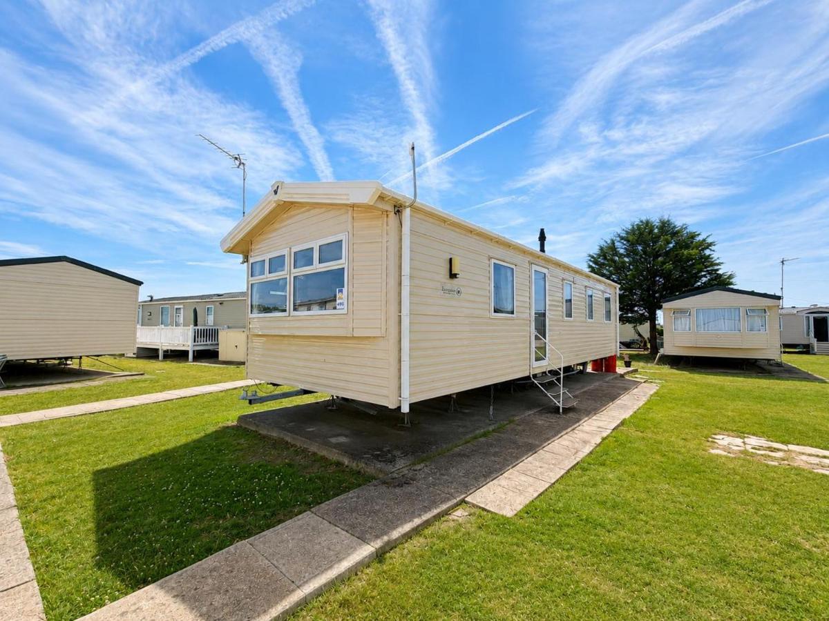 Great 8 Berth Caravan For Hire At Seawick Holiday Park In Essex Ref 27490Sw - Chambres d'hôtes Clacton-on-Sea