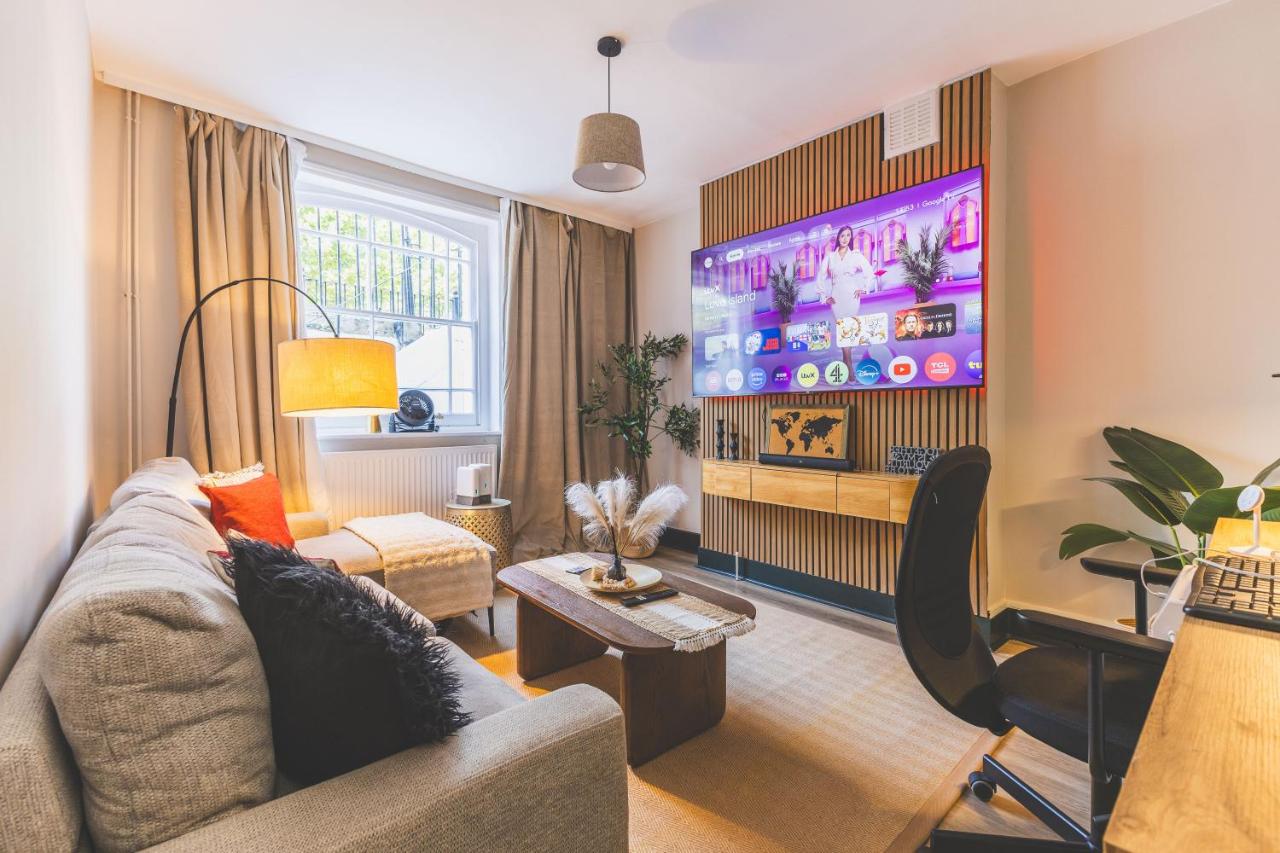 Executive 2 Bedroom Retreat with Hot Tub, Sauna & Garden - Ferienwohnung London