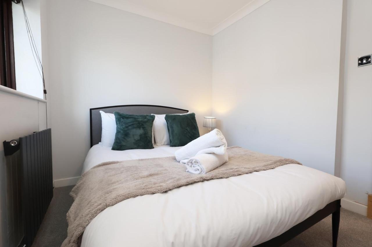 Spacious 3 Bed Home With Free Parking | Sleeps 5 | Swansea - Ferienwohnung Swansea