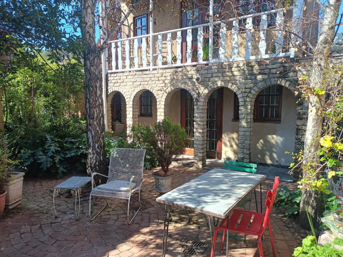 Character Cottage with Balcony in Peaceful Garden - Ferienwohnung Johannesburg