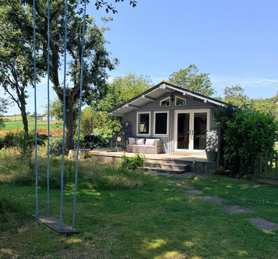 Beech Hut - a streamside family escape near Salcombe and Beaches - B&B South Milton