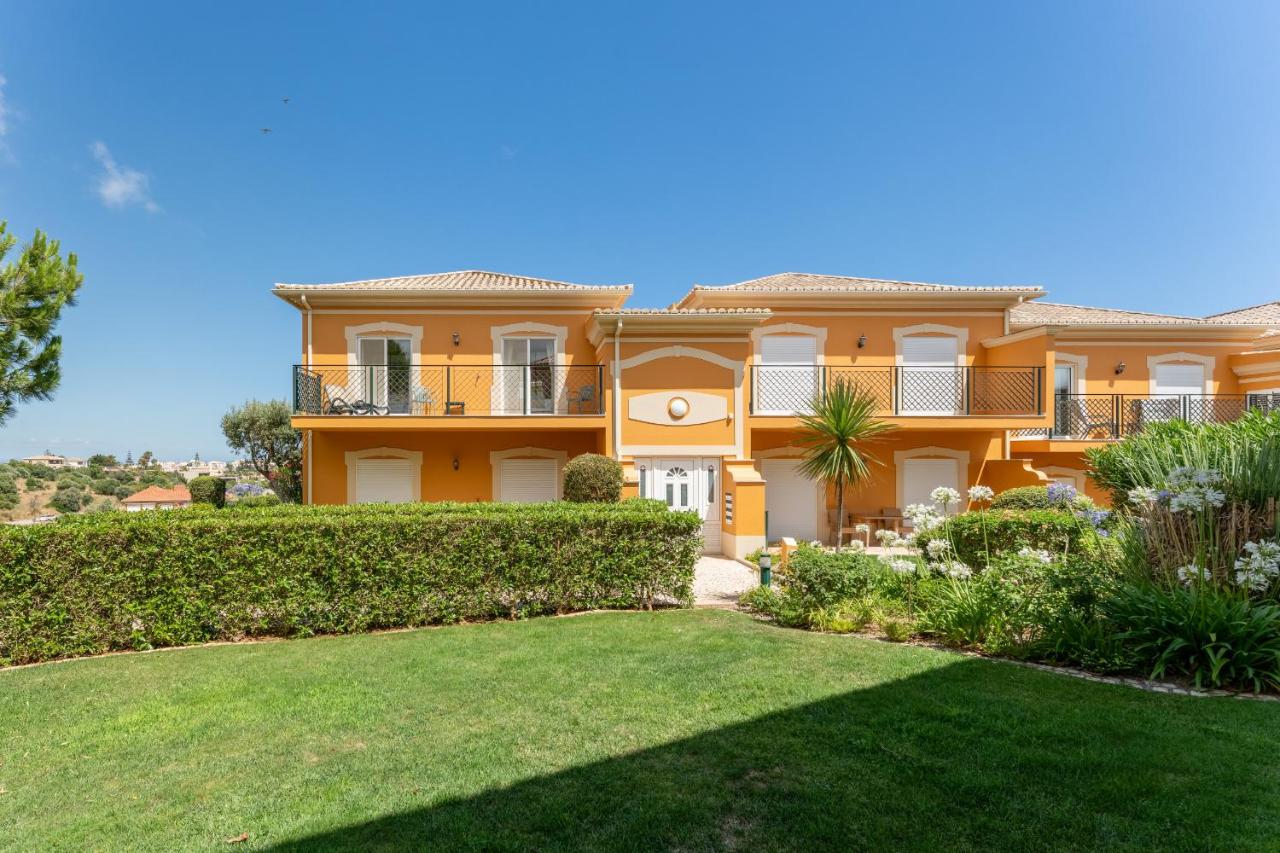 Boavista Lakeview | Golf & Pool Retreat - Bed and Breakfast Lagos