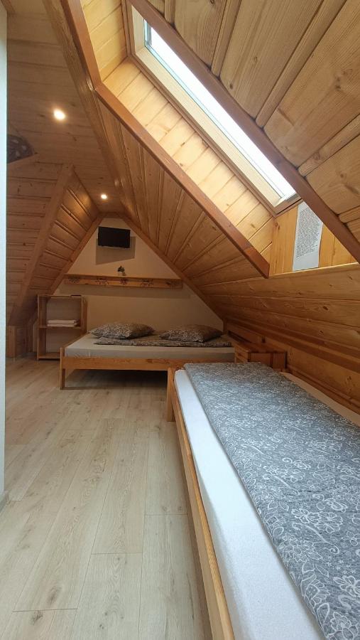 Dreibettzimmer mit Bergblick