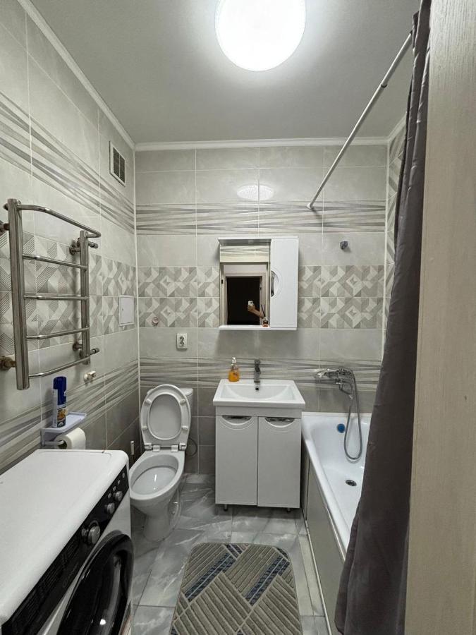 Большая однокомнатная квартира в ЖК ТЕРЕМКАХ - Chambres d'hôtes Almaty