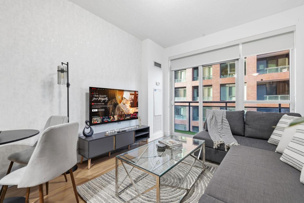 Stylish 1BR Condo with Private Balcony and Views - Bed and Breakfast Toronto