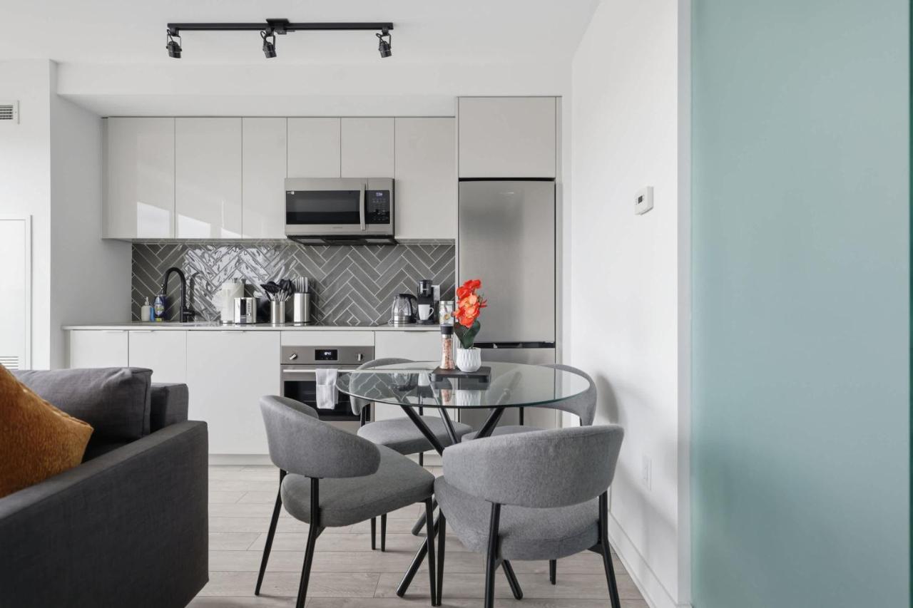 Modern Suite Panoramic Views Parking - B&B Toronto