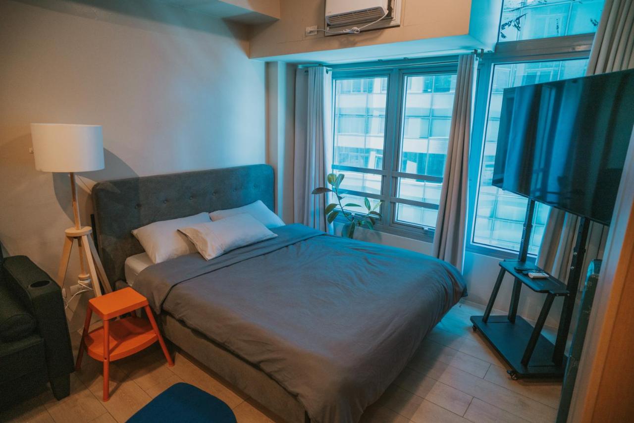 Cozy Eastwood Studio w Pool Access, 65inch TV and Wifi - B&B Manila