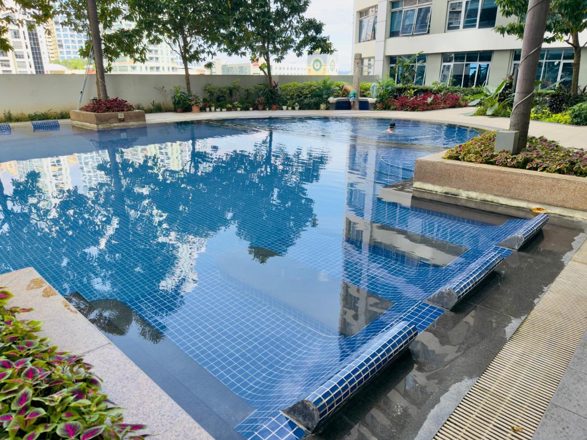 Cozy Eastwood Studio w Pool Access, 65inch TV and Wifi - B&B Manila