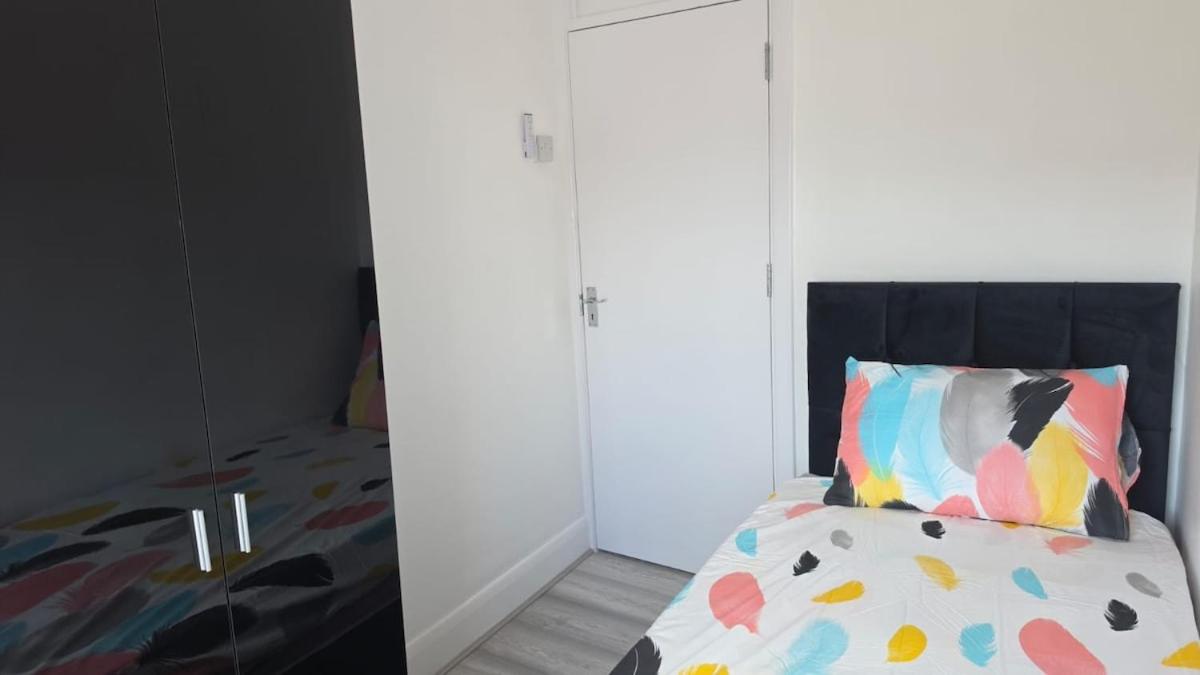 Spacious 2-Bedroom Flat Near Gidea Park Station - B&B Romford