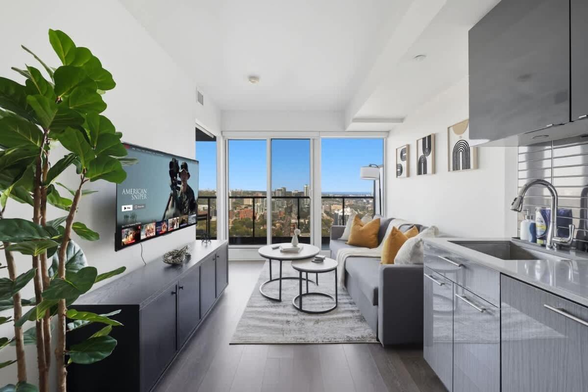 Modern 2BR High-Rise Suite with Private Balcony - Ferienwohnung Toronto