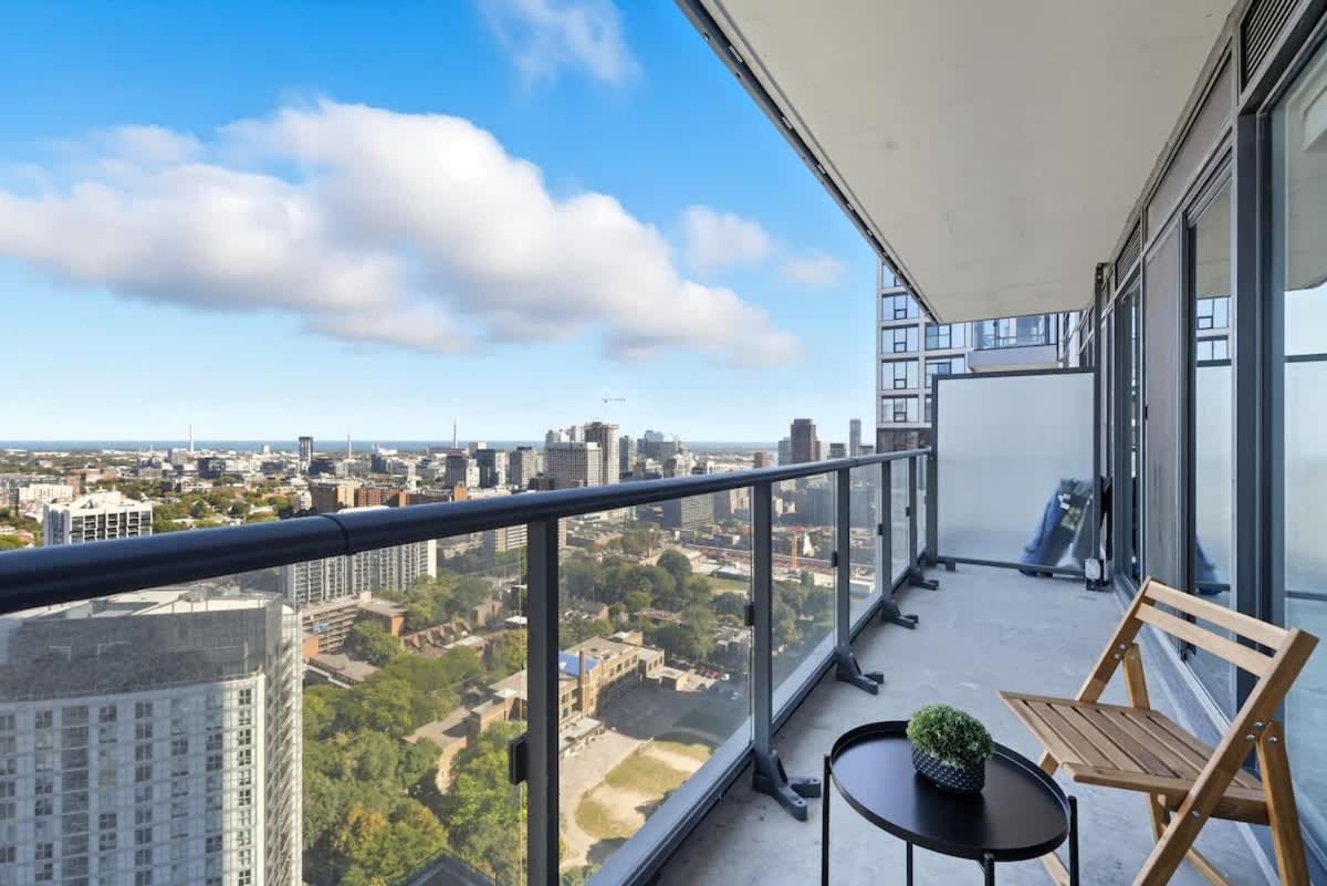 Modern 2BR High-Rise Suite with Private Balcony - Ferienwohnung Toronto