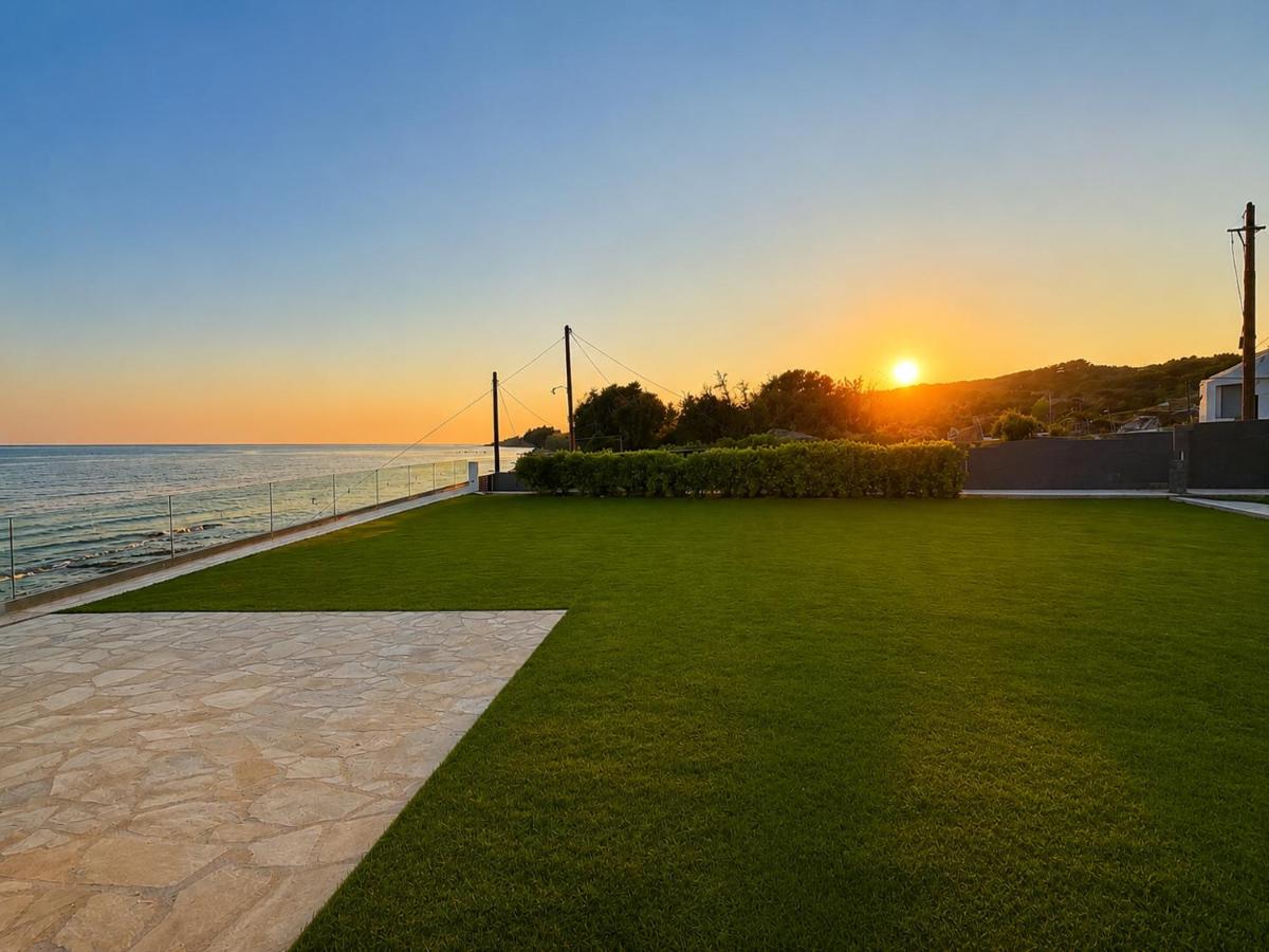 Aegean Horizon Seafront Luxury Villa Plomari Garden Level - B&B Trýgonas