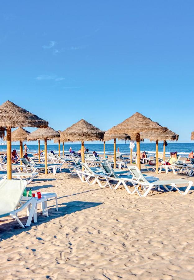 50 meters from the beach, with a pool and balcony - B&B Valencia