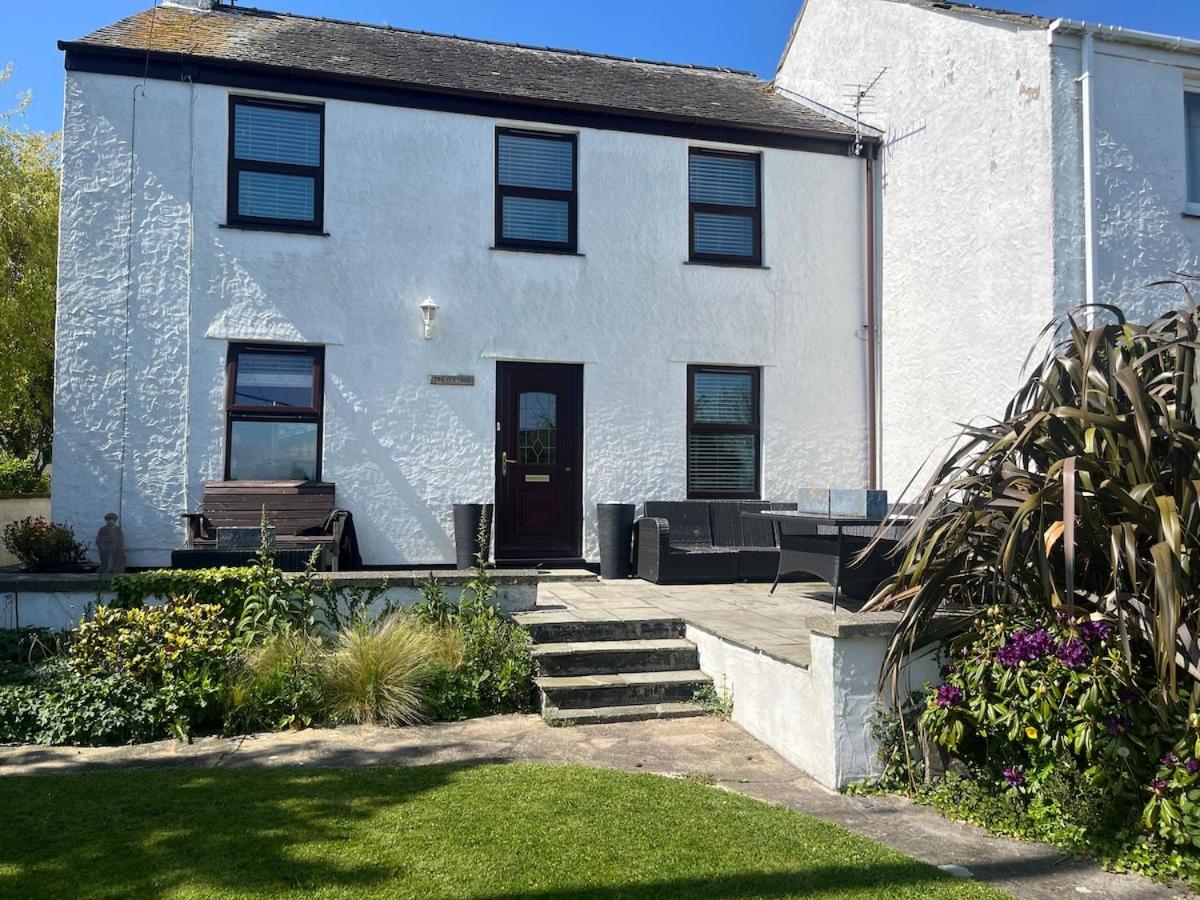 Coastal Charm Seaside House - B&B Moelfre