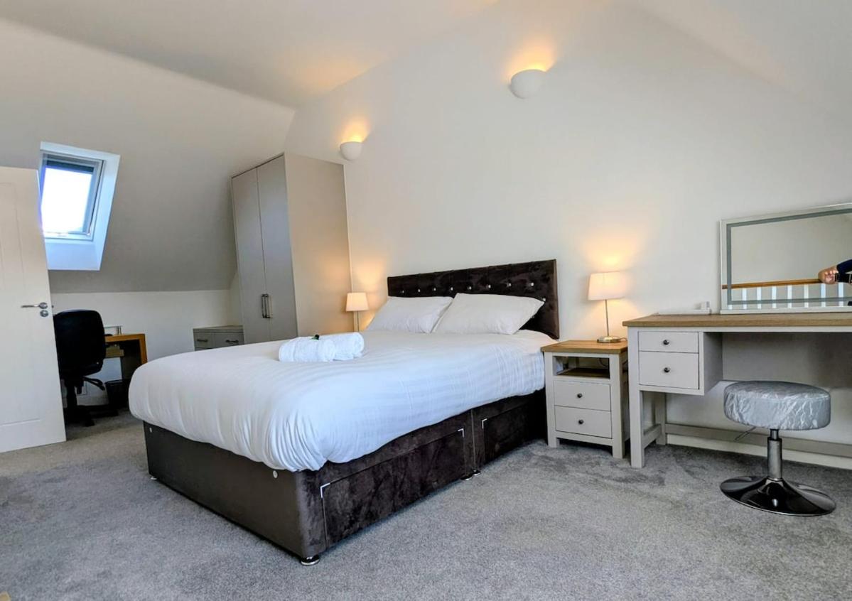 3 Bedrooms, 2 Showers, 3 Toilets, Private Parking - B&B Crewe