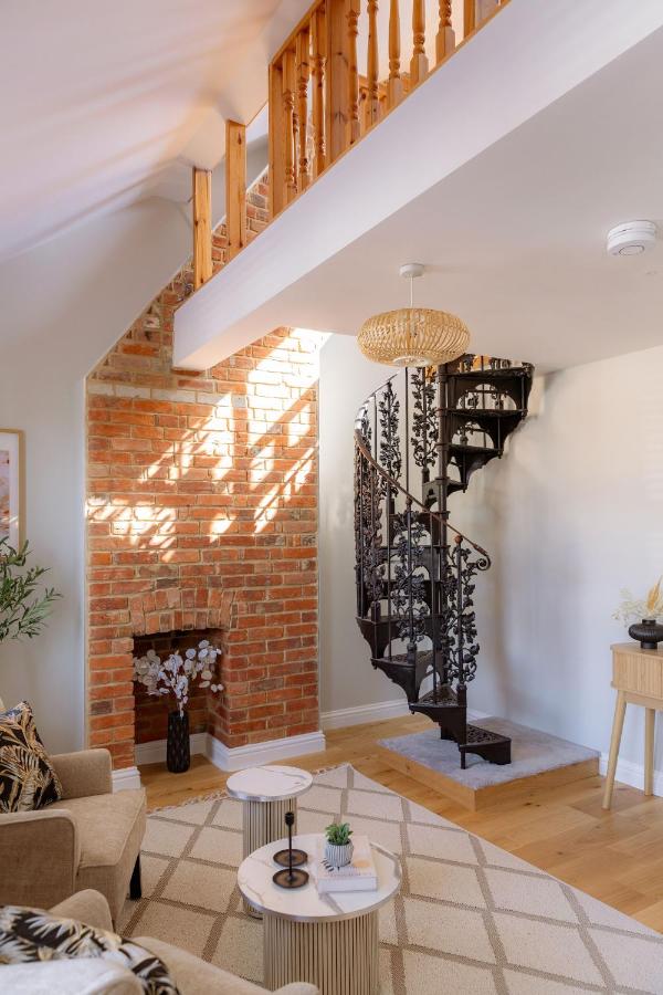 Newly Renovated 3-Bedroom Home with Parking & Shark View - Bed and Breakfast Oxford