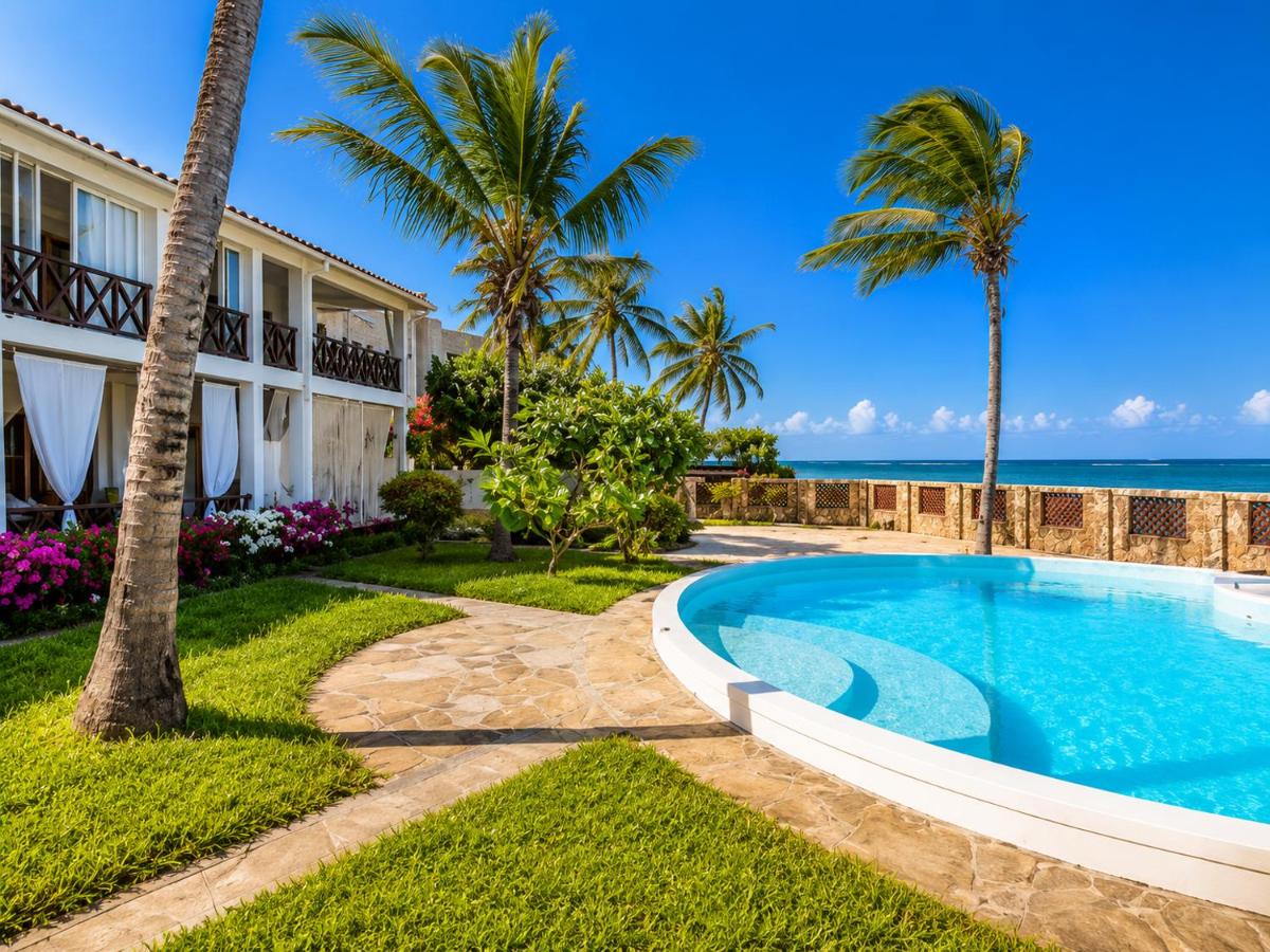 Oceanfront Beach Escape With Pool - B&B Malindi