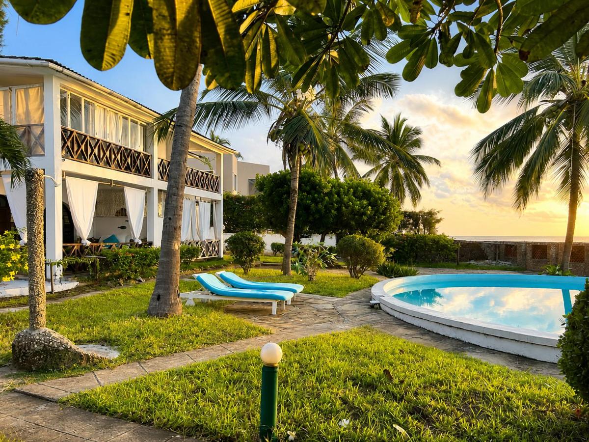 Oceanfront Beach Escape With Pool - Chambres d'hôtes Malindi