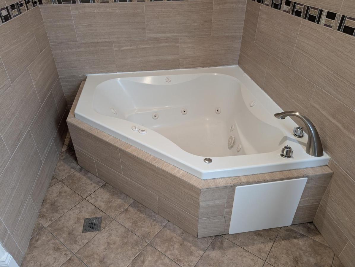 King Suite with Jacuzzi Tub - Renovated