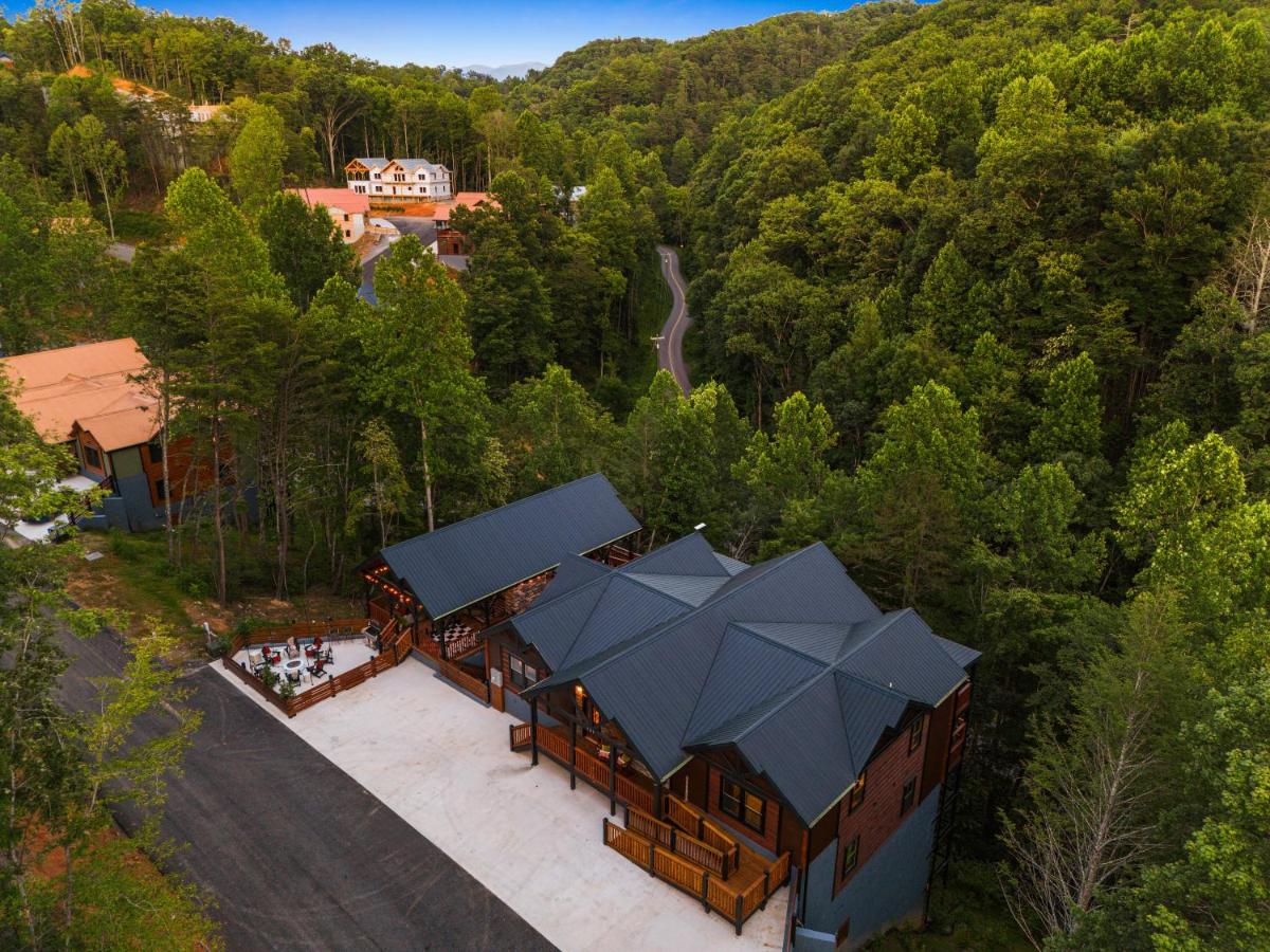 Olive Hill Sleeps 32 Pool Hot Tub Theater Sauna - B&B Sevierville