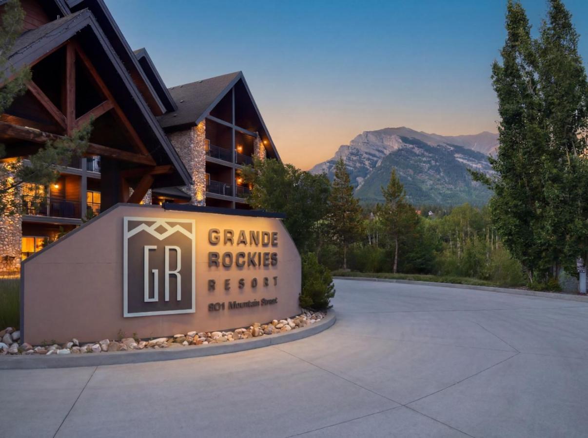 Renovated Haven in Rockies with Hot Tub and Pool - Chambres d'hôtes Canmore