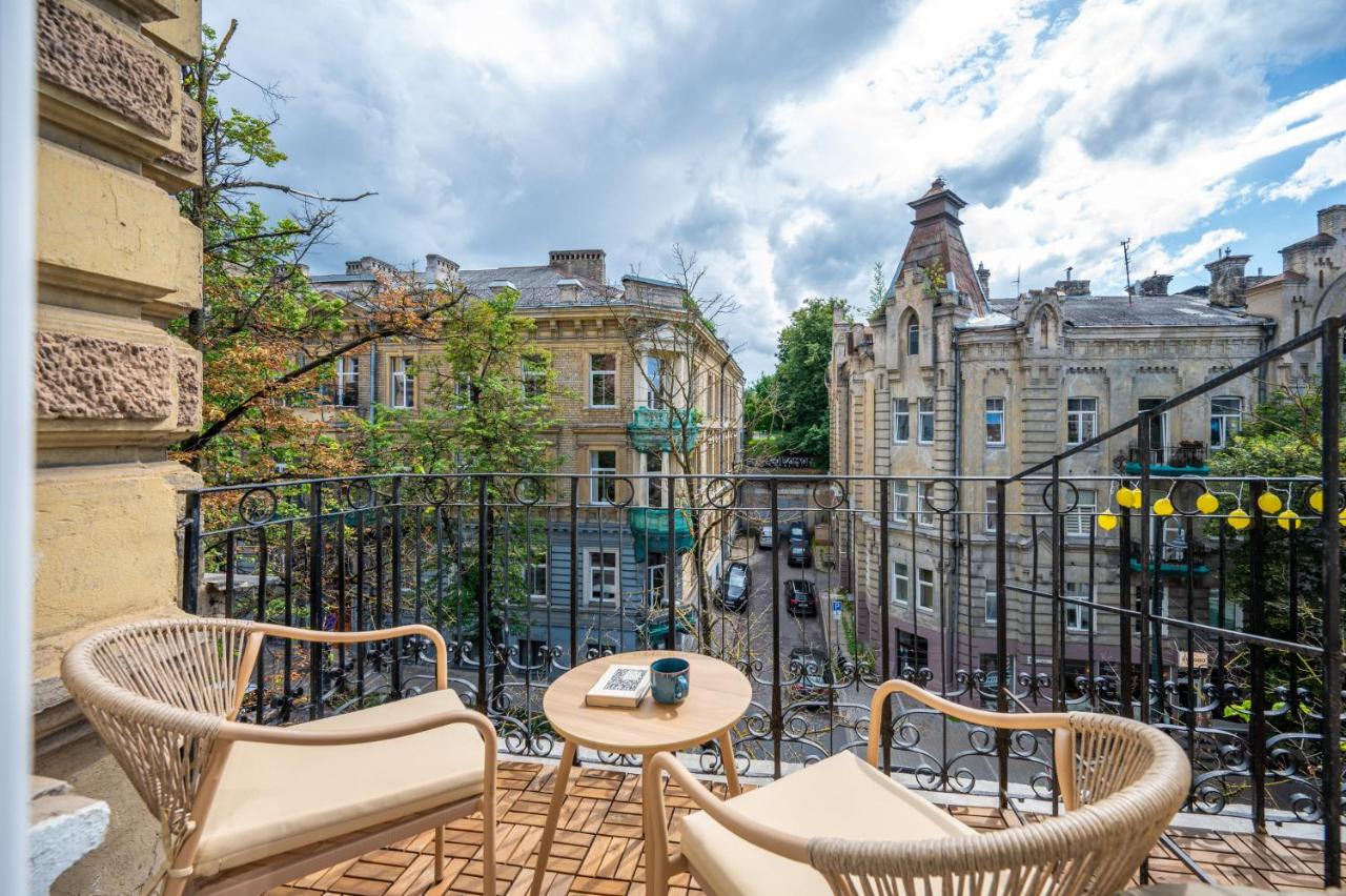 Stylish apartment with balcony & Old Town charm - Bed and Breakfast Vilnius