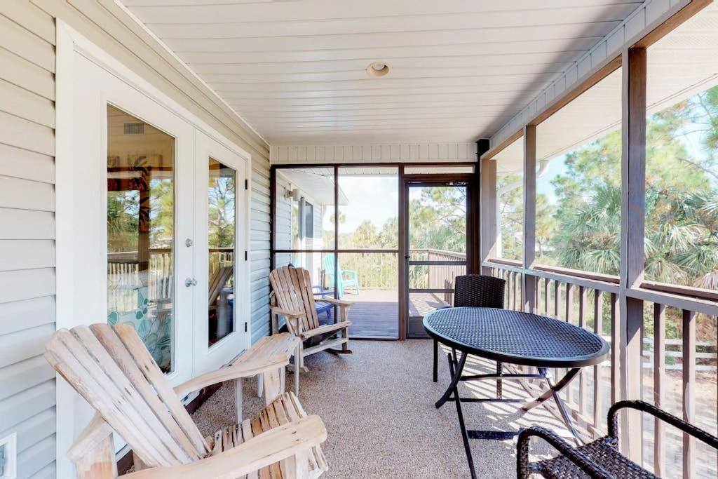 Dog-friendly home near the beach with spacious living area porch & sundeck - B&B Port Saint Joe