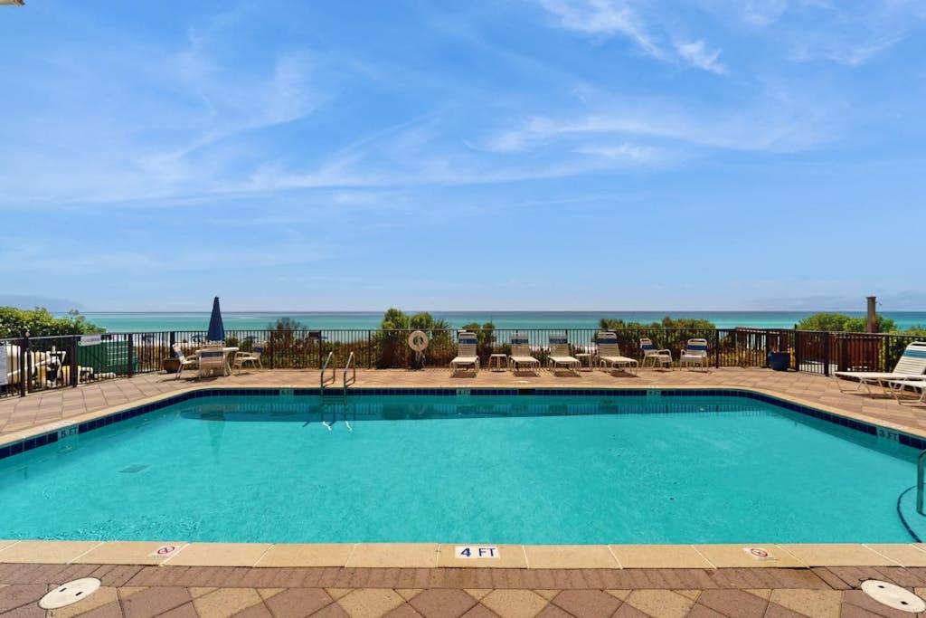 Cozy Gulf-front home with 2 beach chairs - short distance to entertainment - B&B Destin