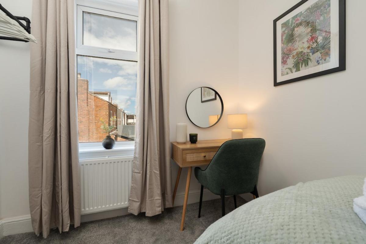 Stylish Southport Home Sleeps 4 - Bed and Breakfast Southport